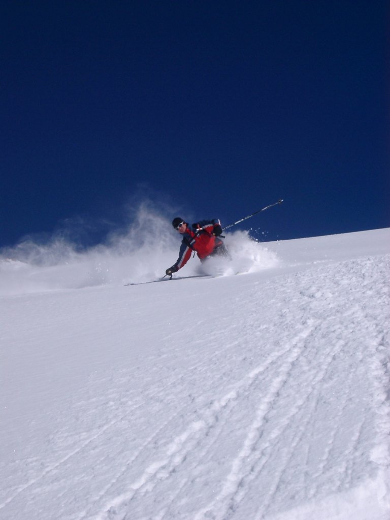 Frischer Schnee am Gipfelabstieg