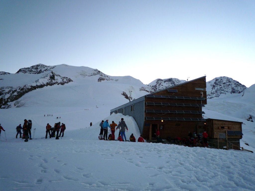 Wanderungsbeginn bei Sonnenaufgang an der Berghütte Sella