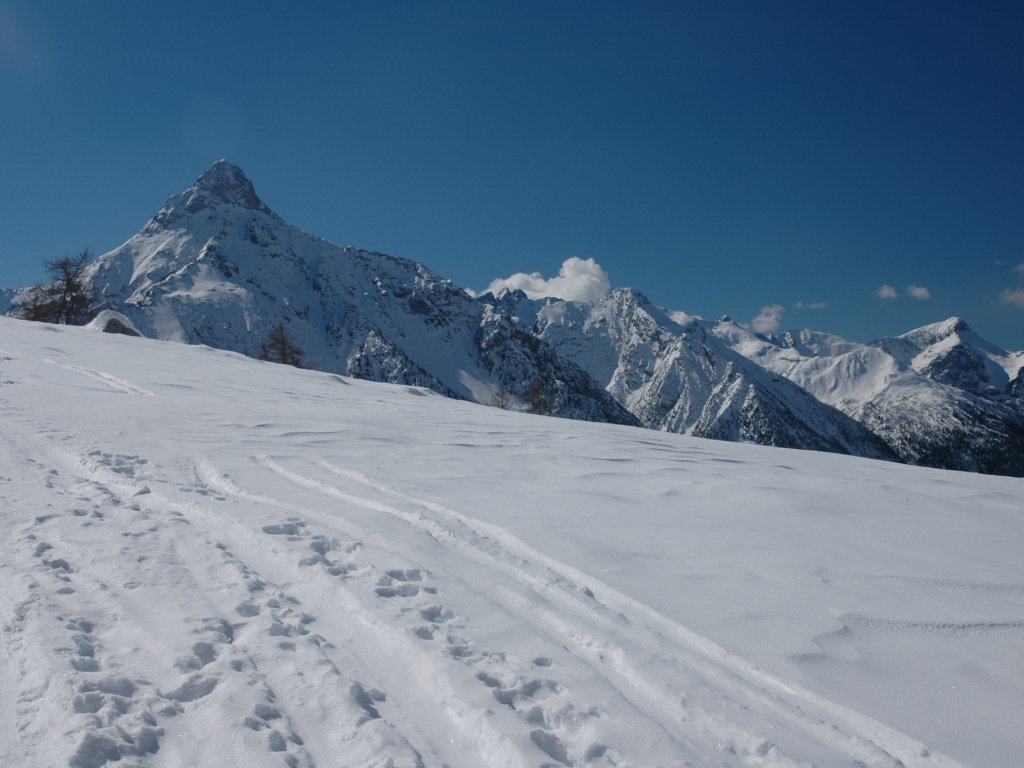 En face, la pente descend jusqu'à la Becca di Viou