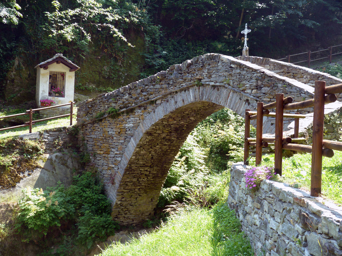 Ponte in pietra sul sentiero per Retempio