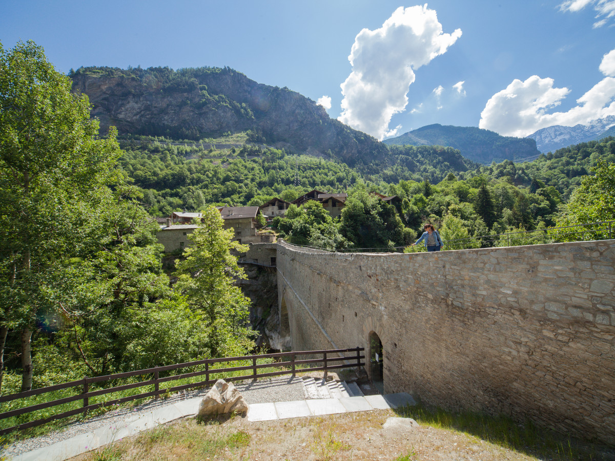 Il ponte-acquedotto sull'orrido