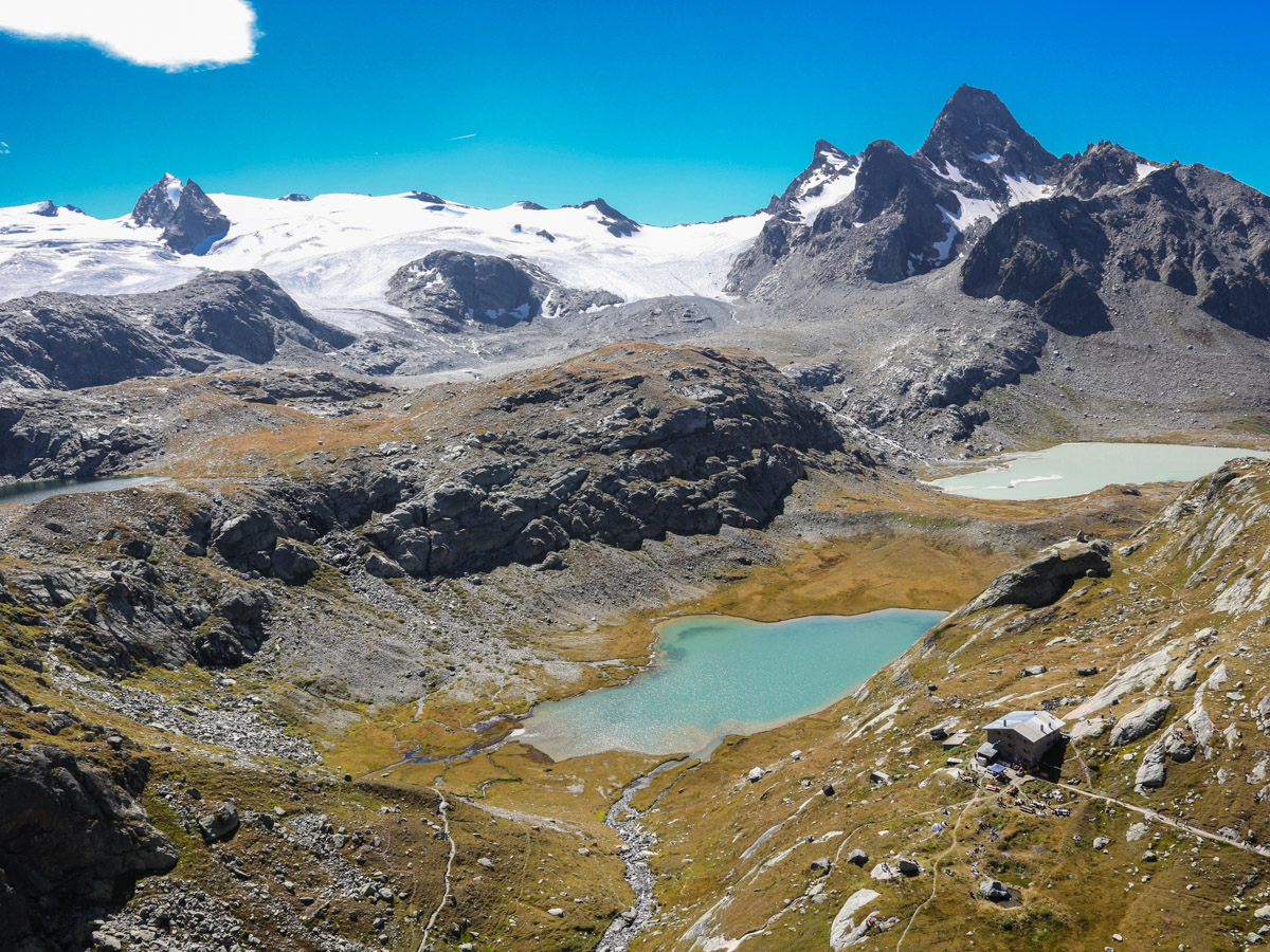 Le refuge Deffeyes et le Rutor