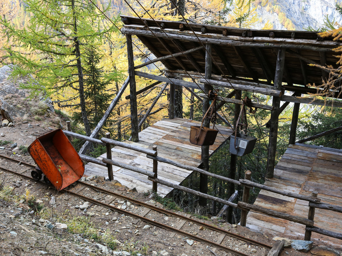 Mineral transport trolley