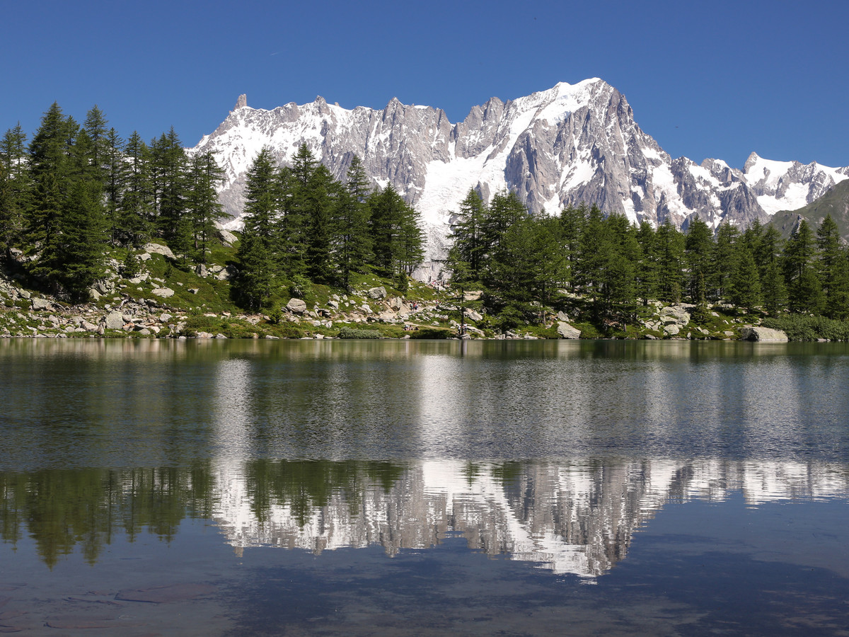 Les Grandes Jorasses se reflètent dans le lac d'Arpy