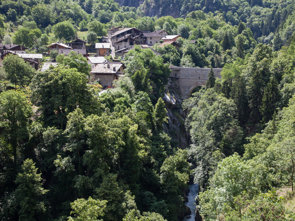 Ponte-acquedotto romano e villaggio di Pont d'Ael