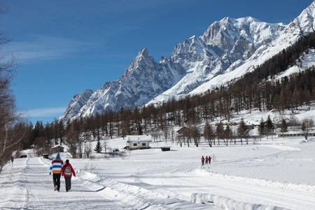 A passeggio sulla neve nella Val Ferret