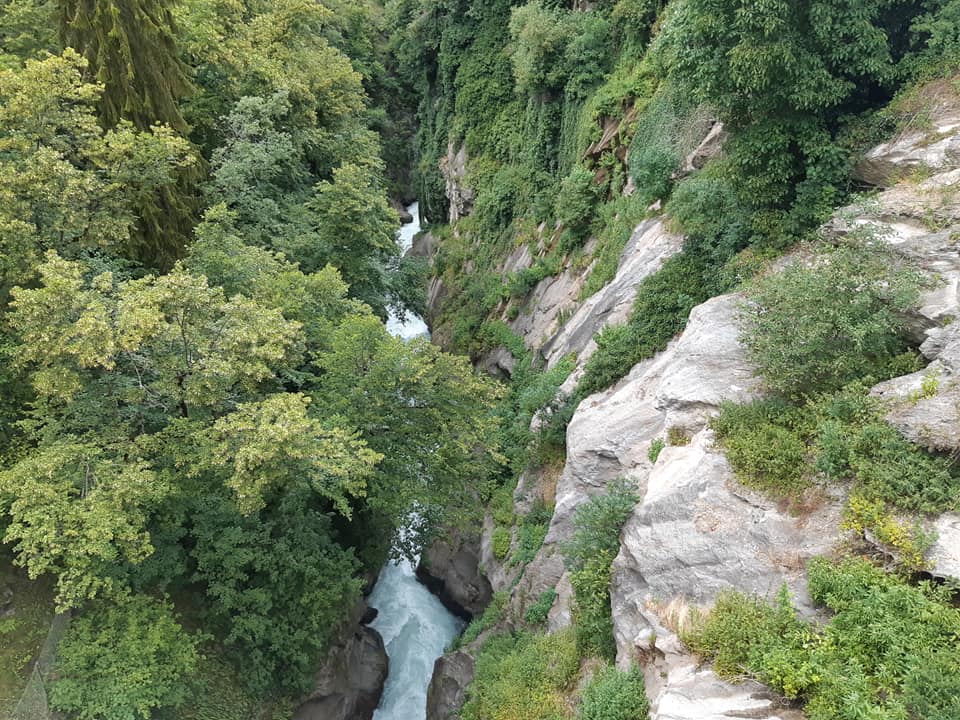 The ravine dug in the rocks