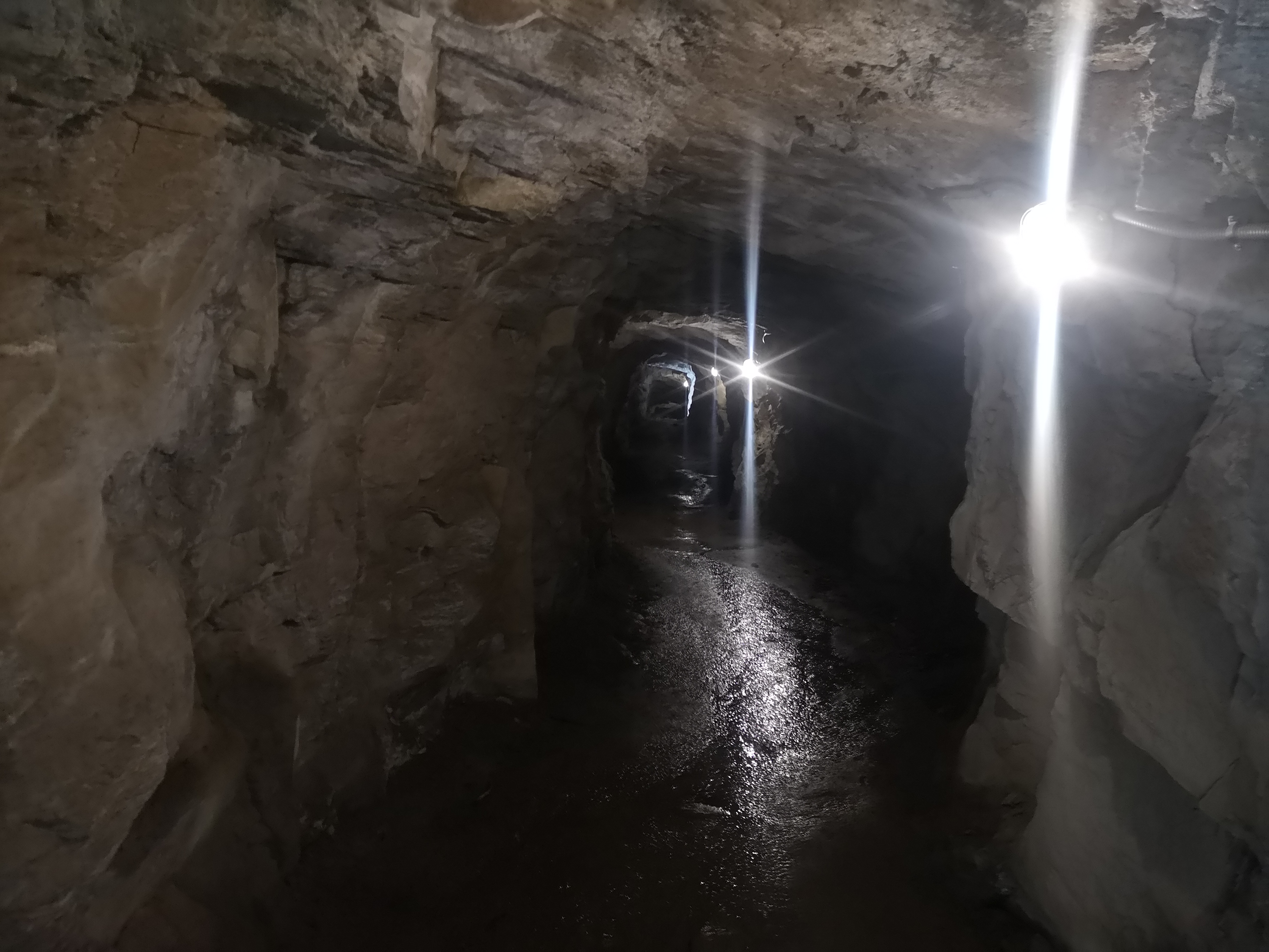 tunnel dans la roche