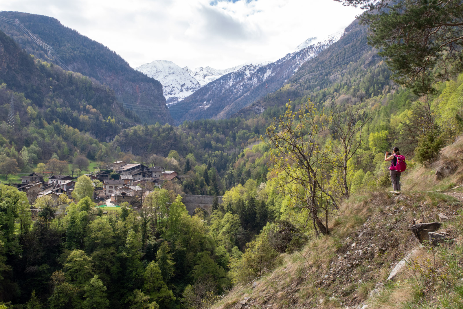 panorama sobre el pueblo y el puente romano