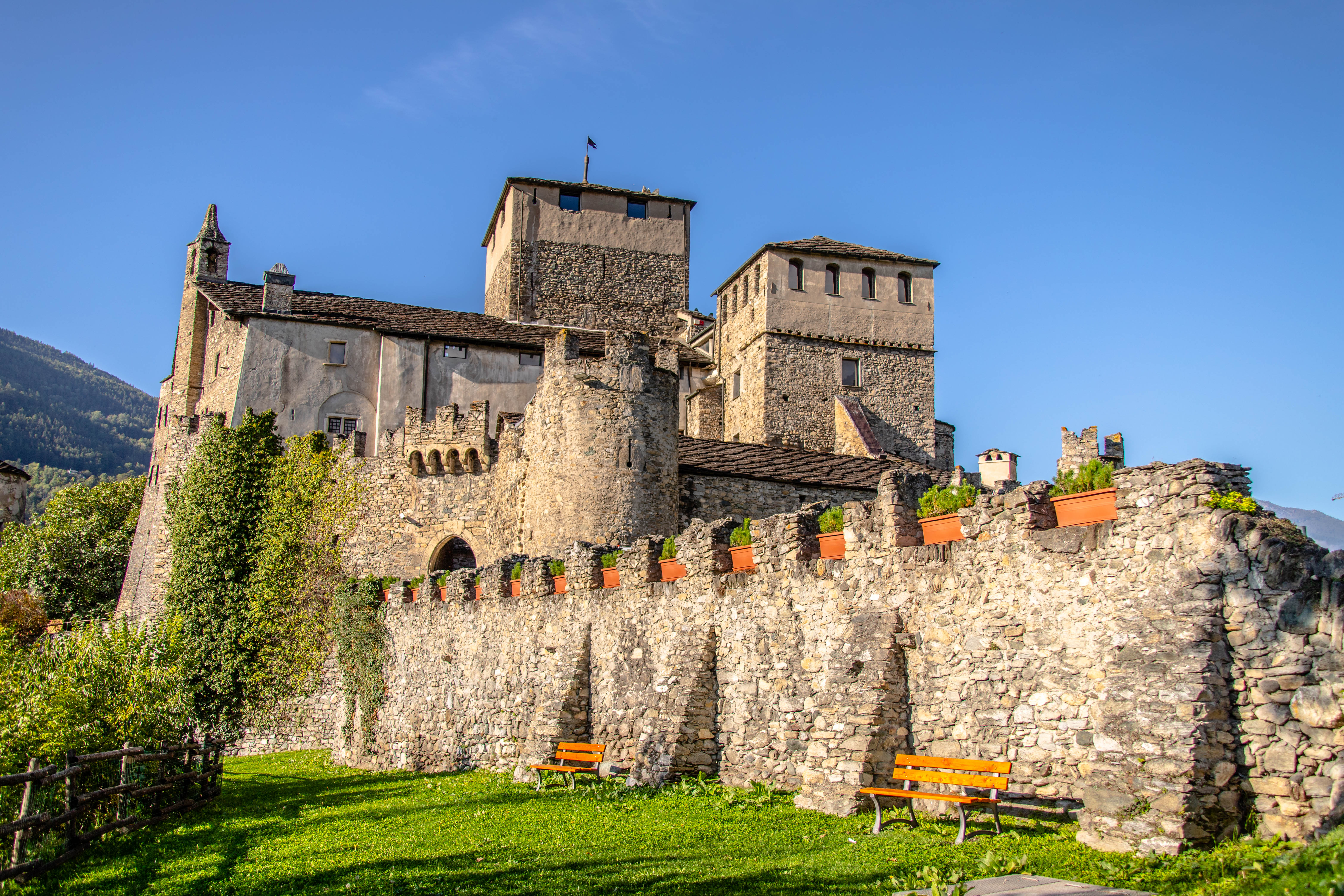 Castillo de Sarriod de La Tour