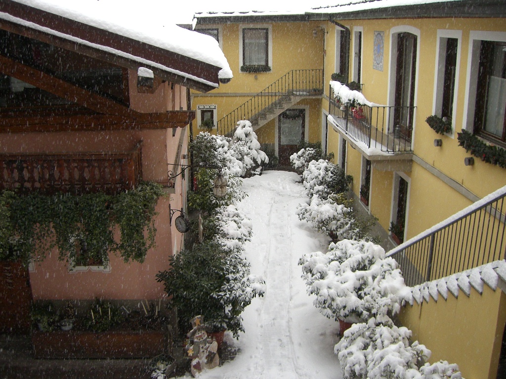 Il cortile sotto la neve