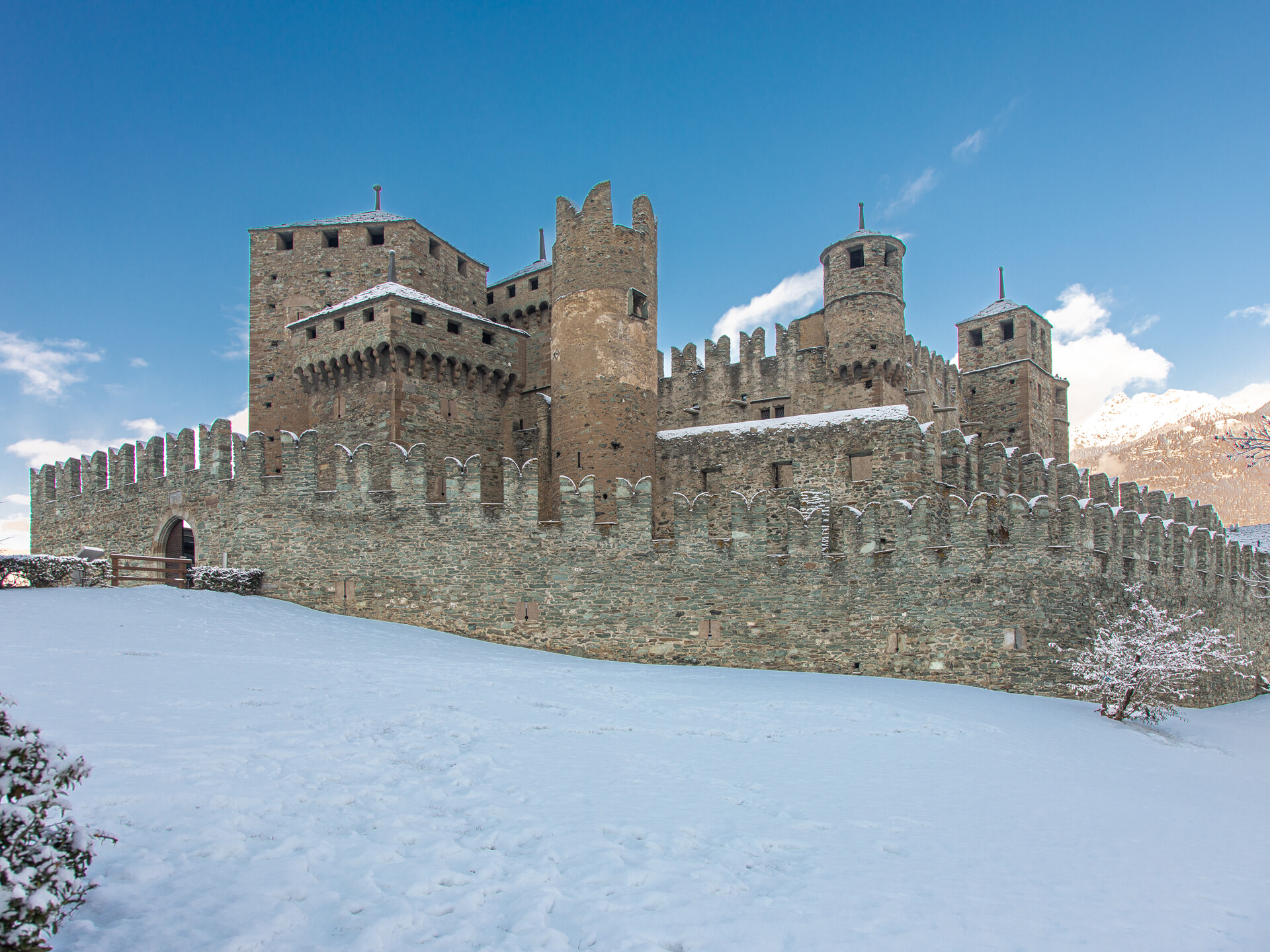 Il castello di Fénis sotto la neve