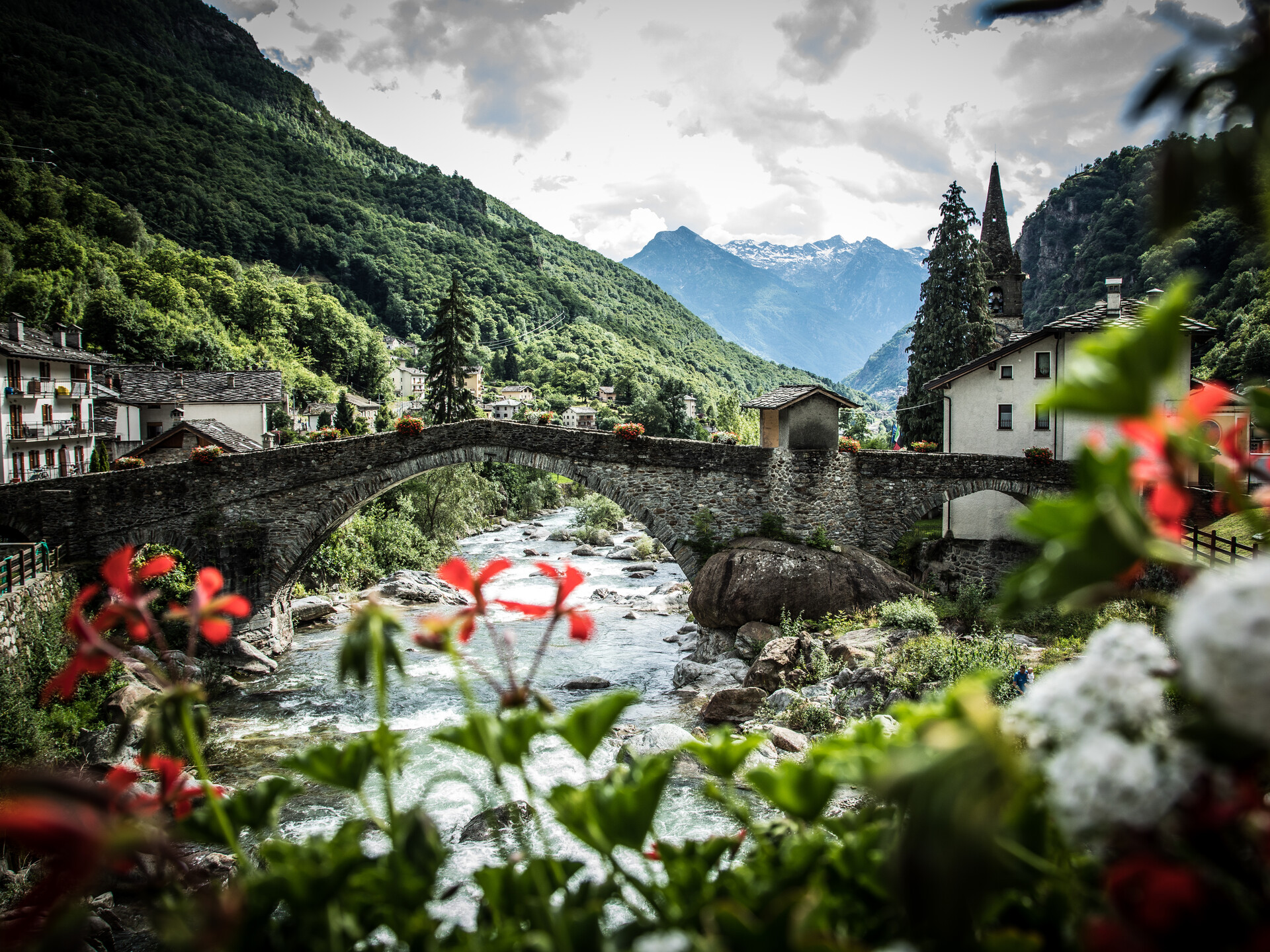 Die historische Brücke von Lillianes über den Fluss Lys