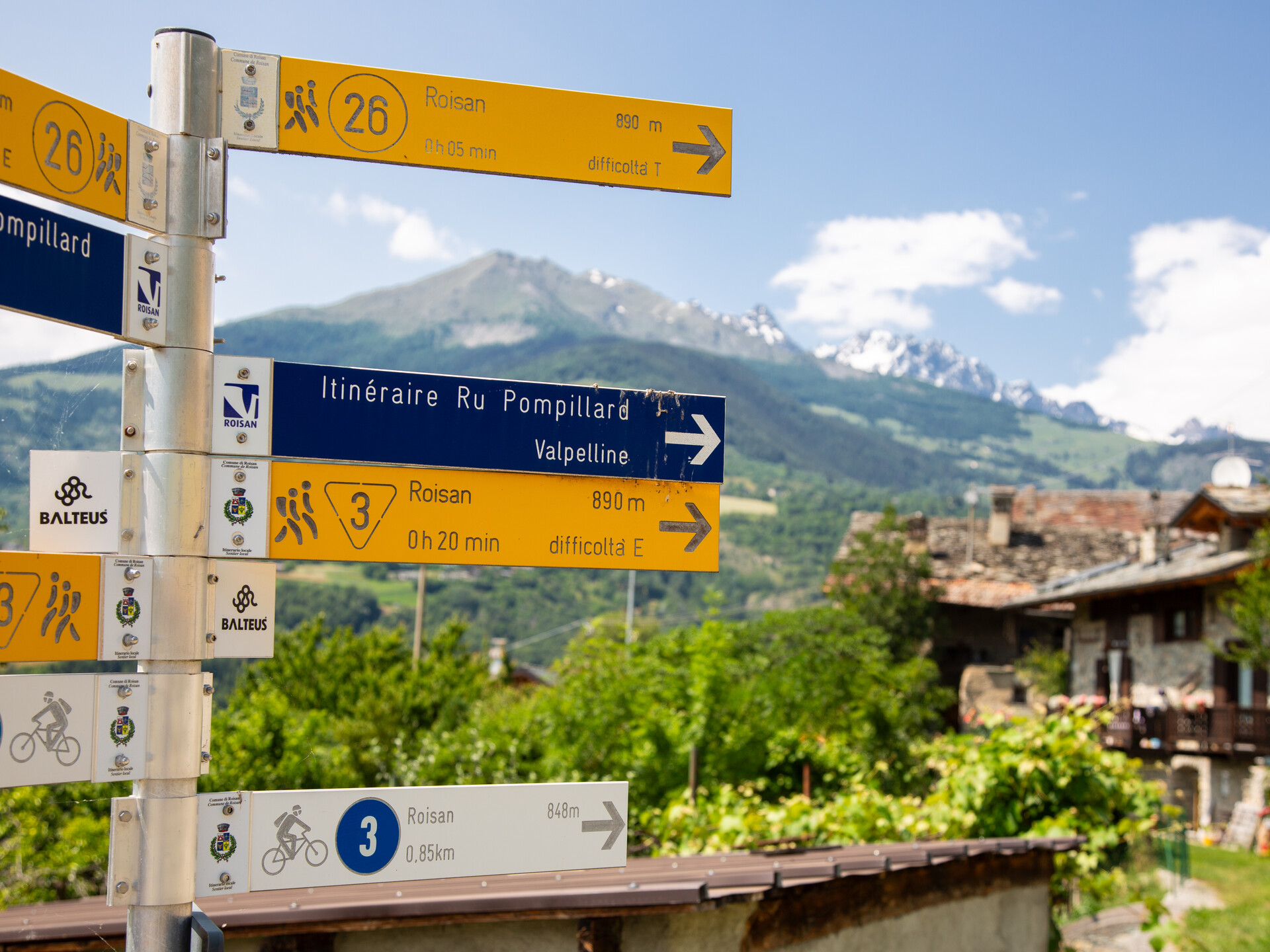 Ru Pompillard - hiking signs in Roisan