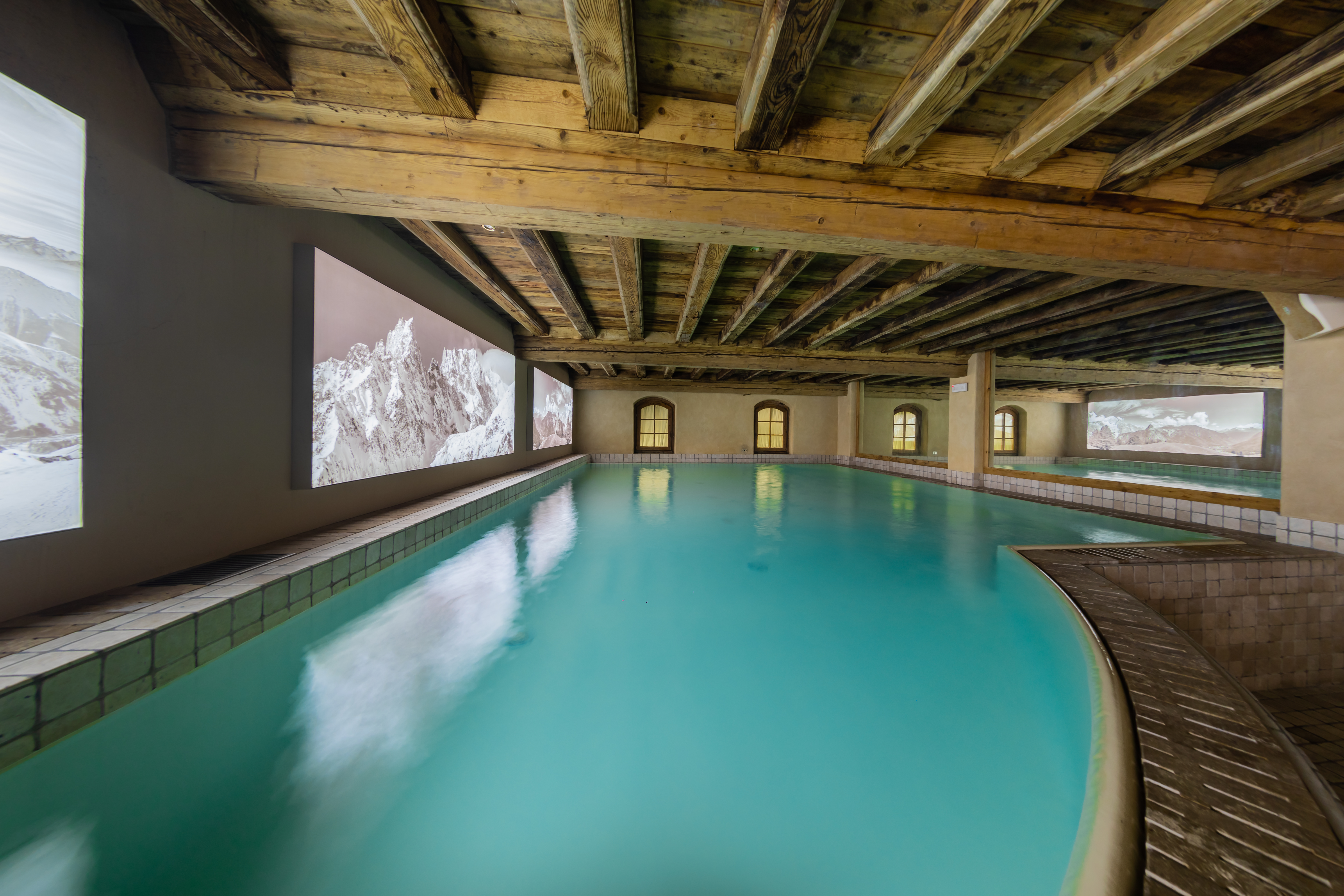 Piscina interior Spa La Beauté du Blanc