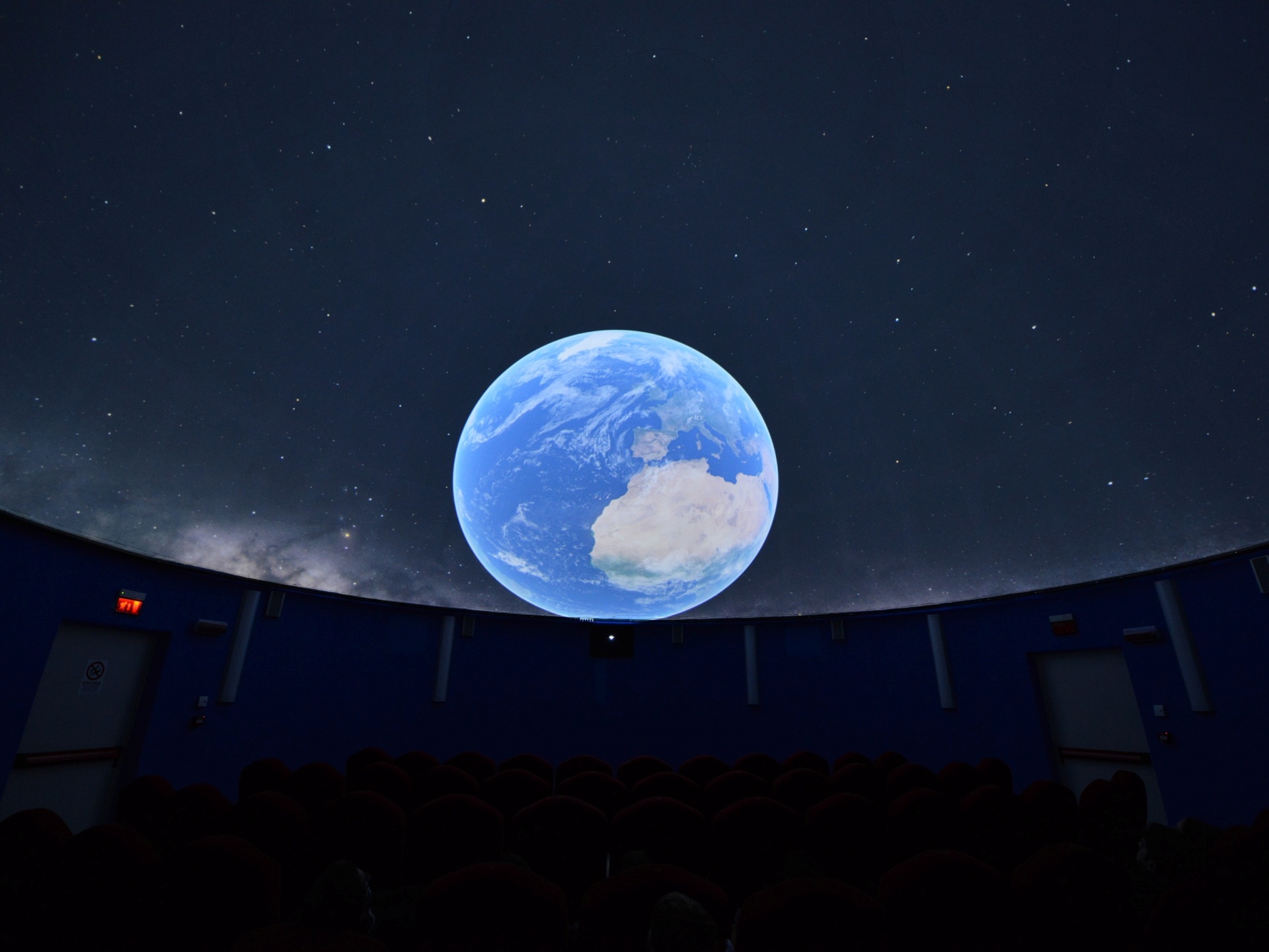 Planetario_interno
Il Planetario di Lignan permette di viaggiare virtualmente nello spazio e nel tempo
Crediti Paolo Rey/Regione Autonoma Valle d’Aosta per il Progetto transfrontaliero Interreg ALCOTRA «EXO/ECO» realizzato con fondi europei