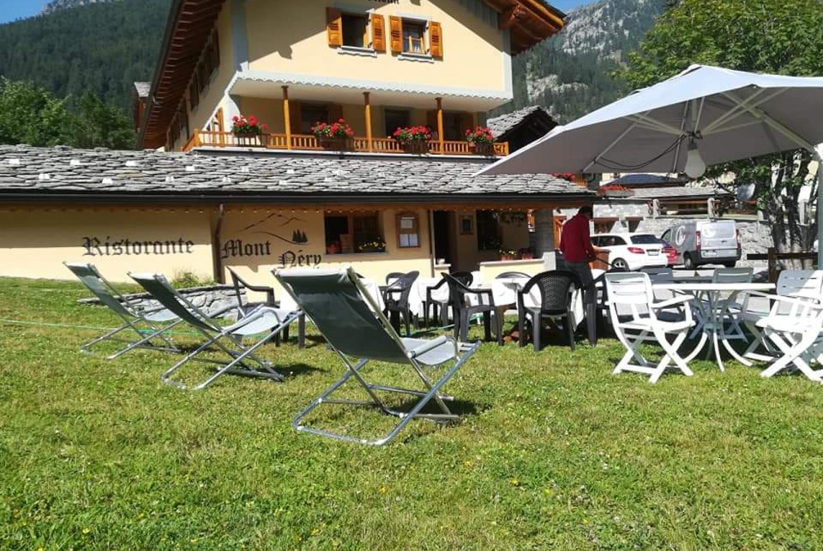 The restaurant in summer