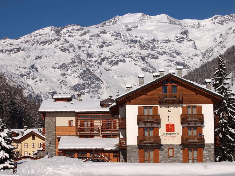 L'hotel Lo Scoiattolo sotto la neve e il Monte Rosa