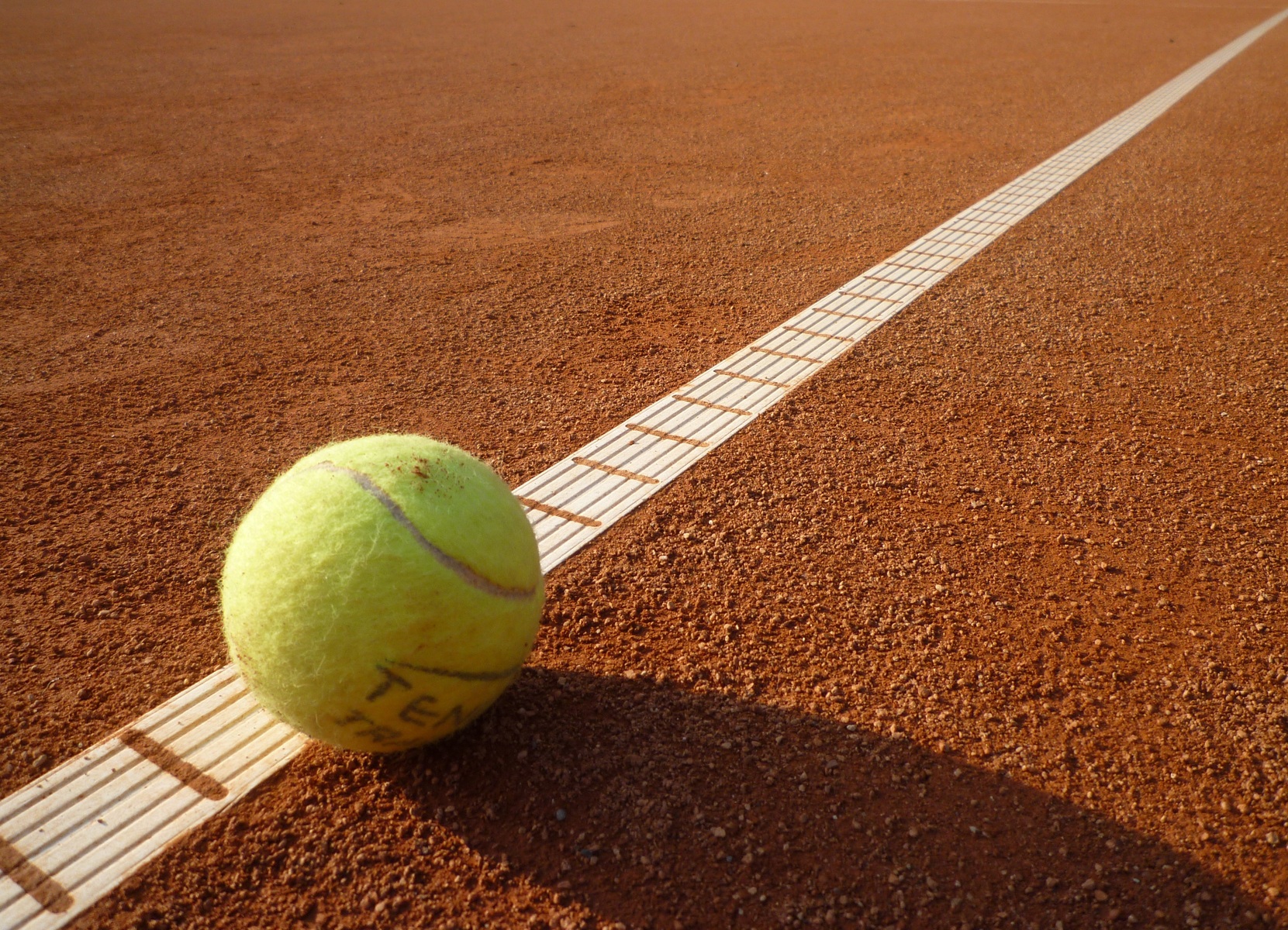 Campo da tennis in terra rossa