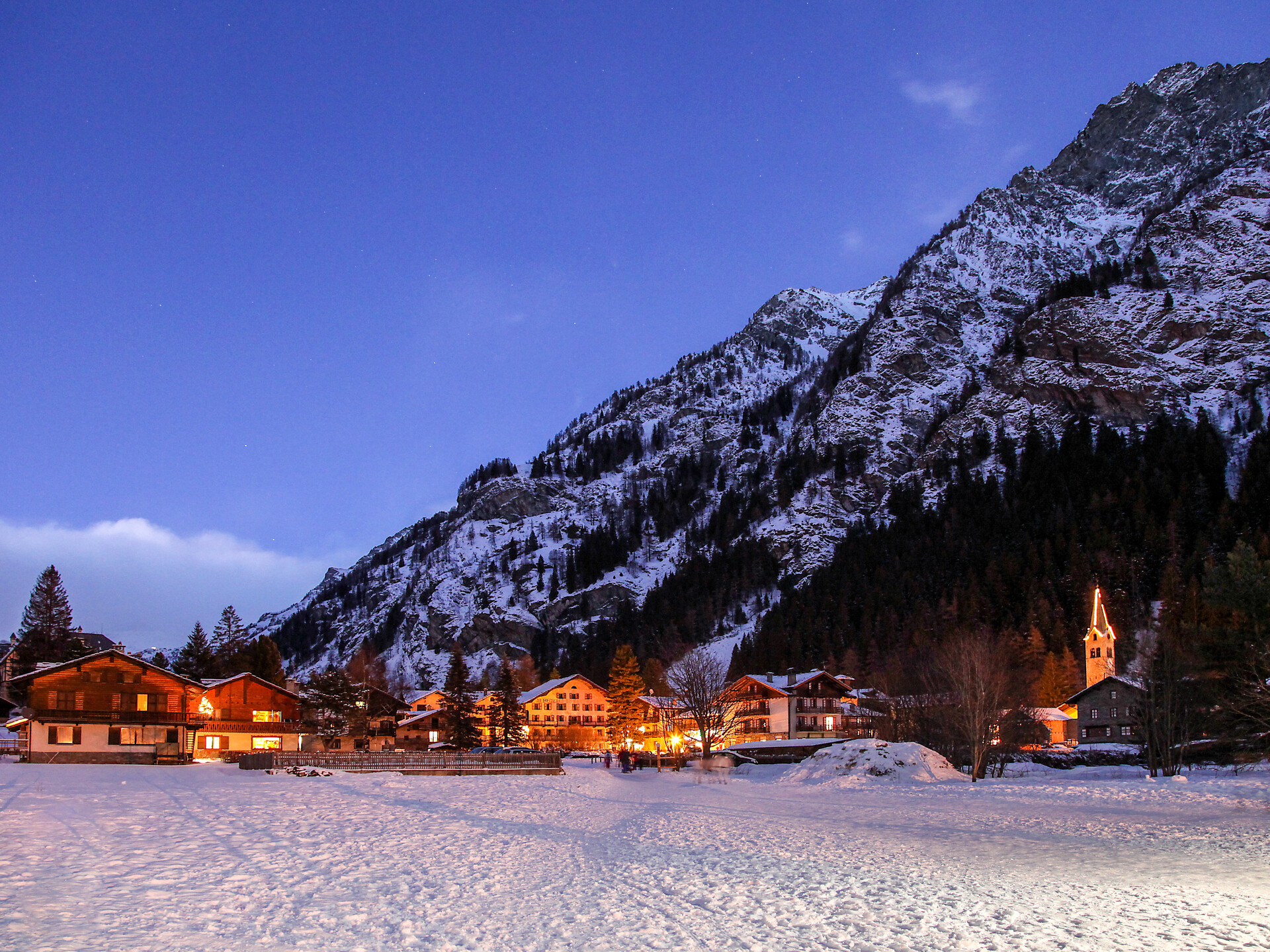 Vue nocturne de Gressoney-Saint-Jean - Hiver