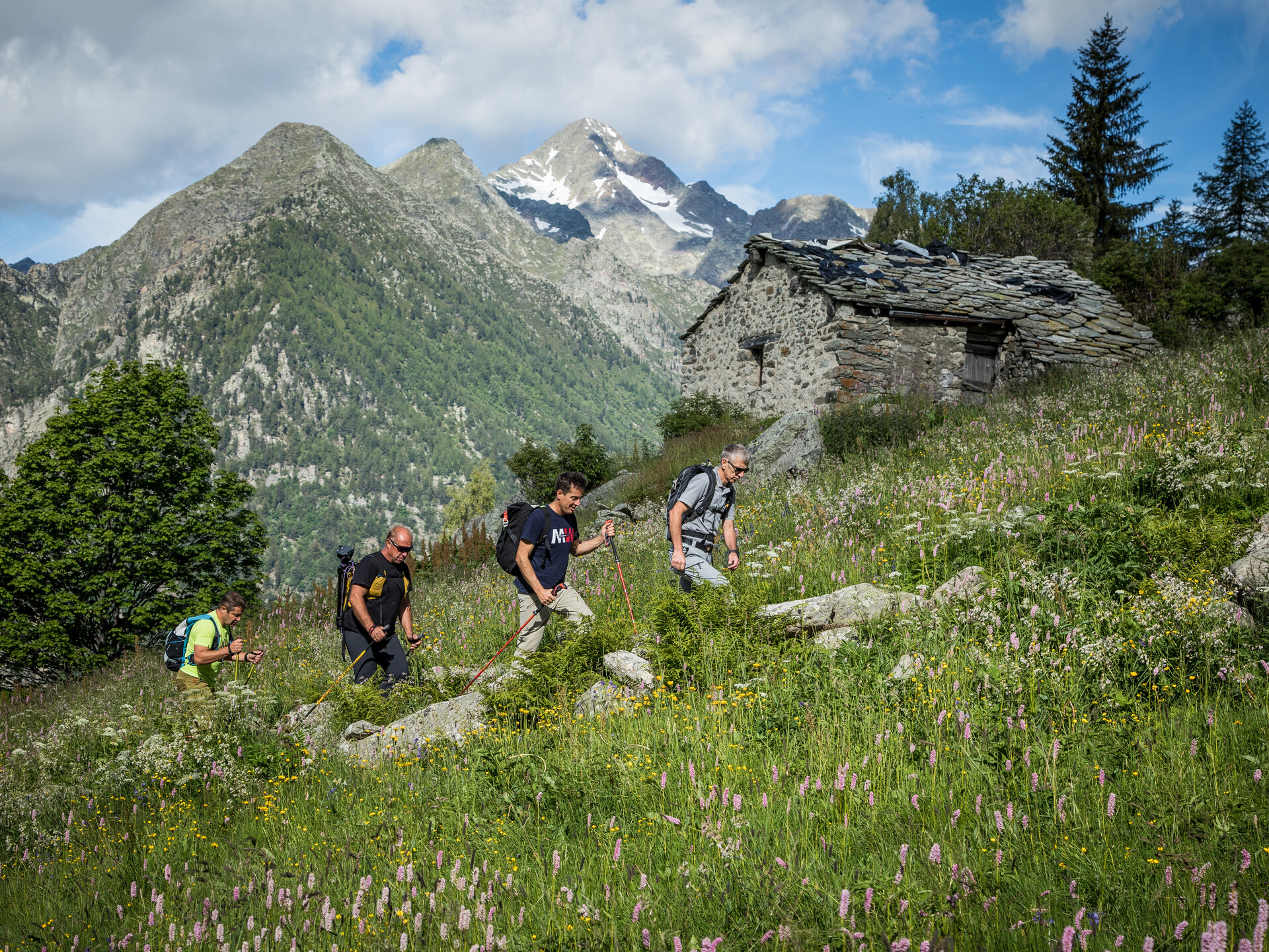 Randonneurs dans la vallée de Lazoney