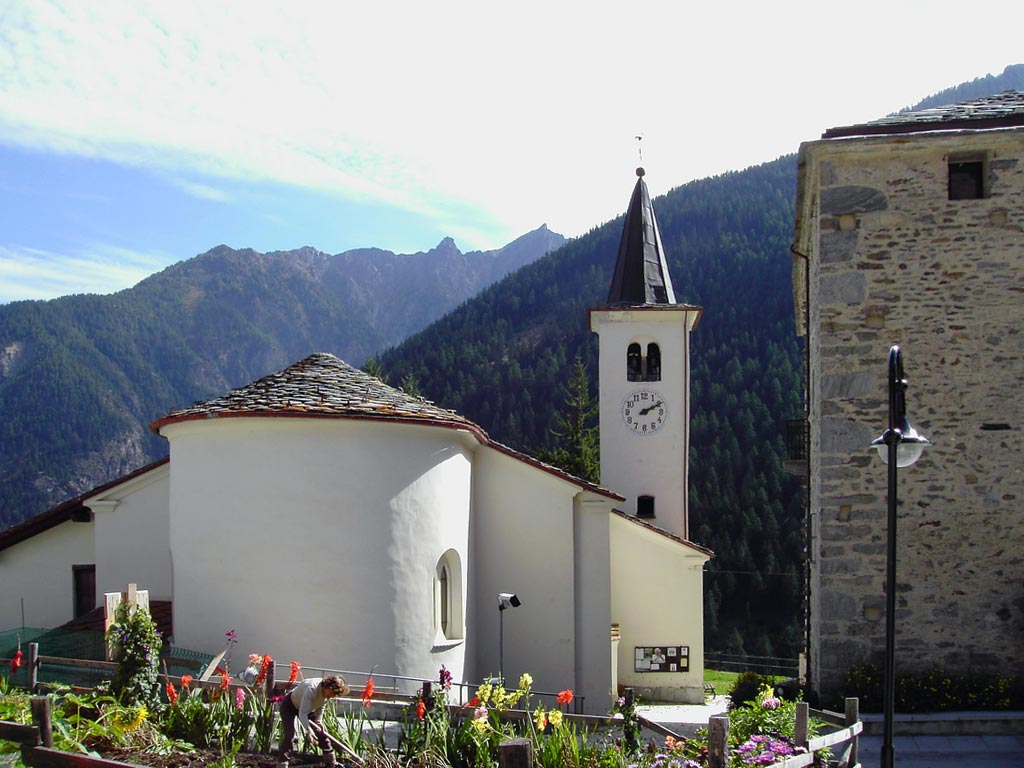 Chiesa di Bosses in estate