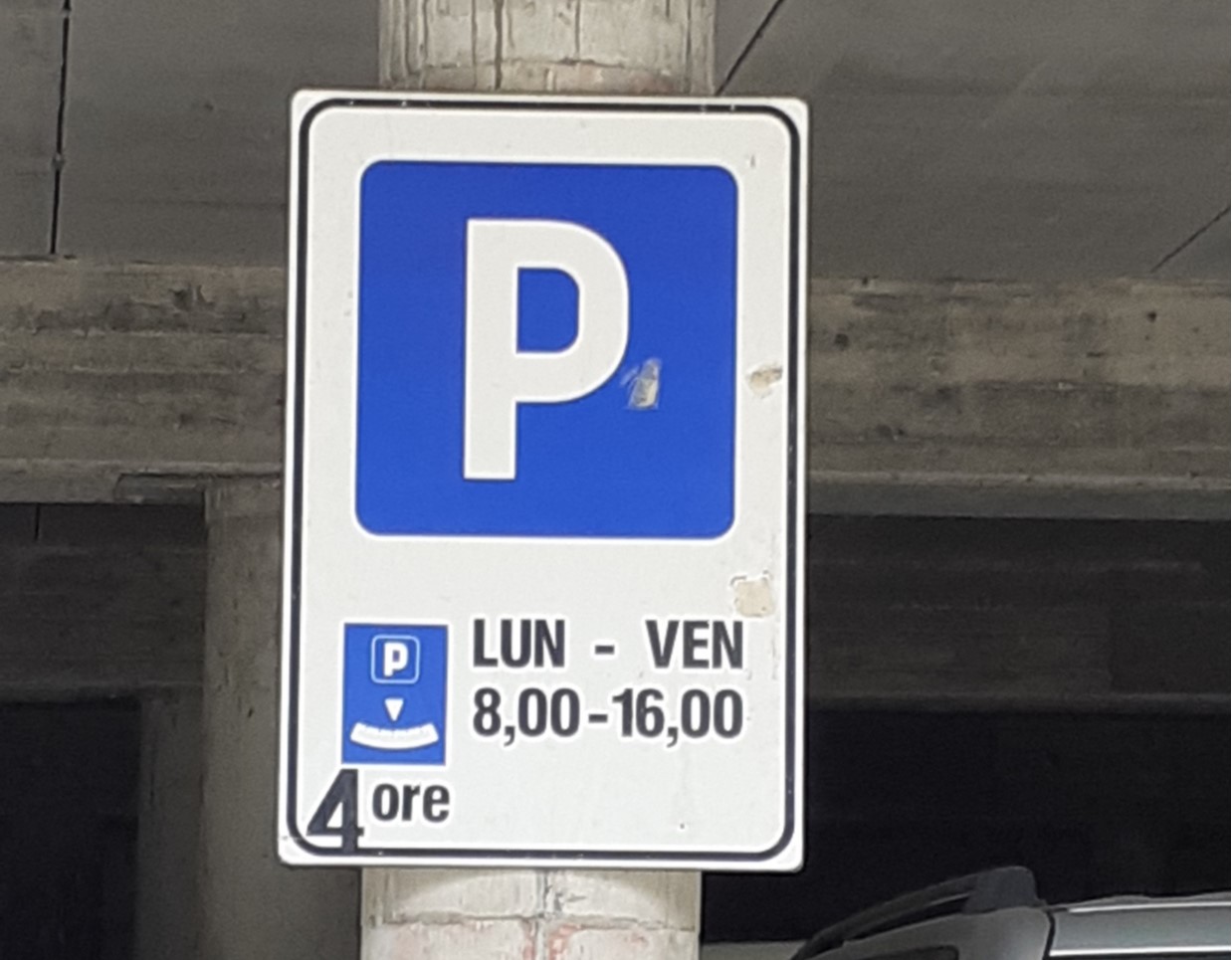 Parcheggio sotto con disco orario