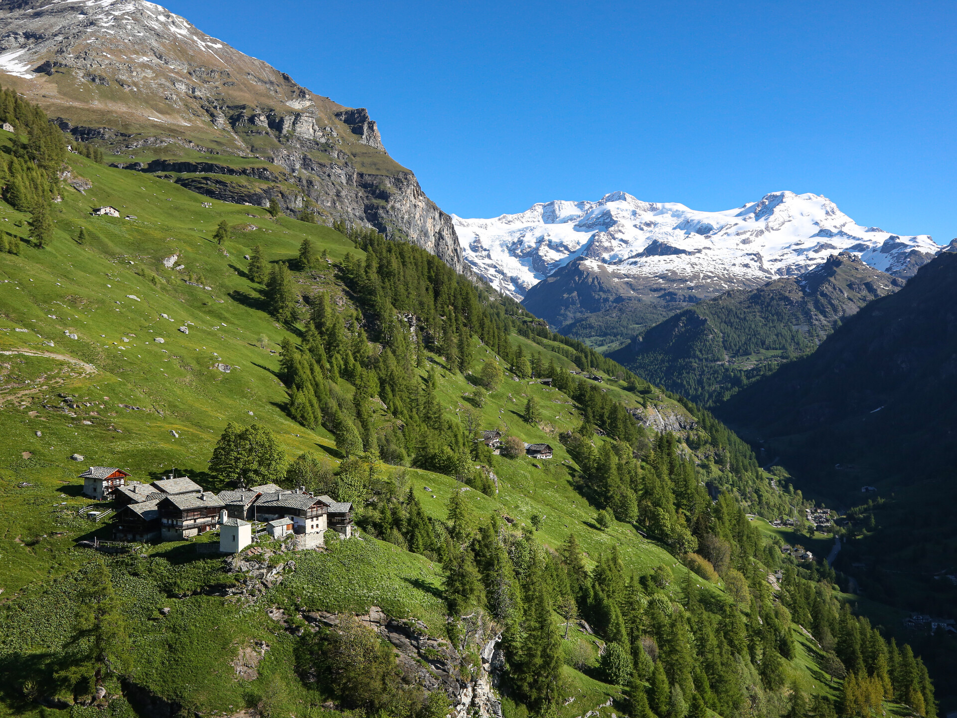 Le village d'Alpenzu Grande et le Mont Rose