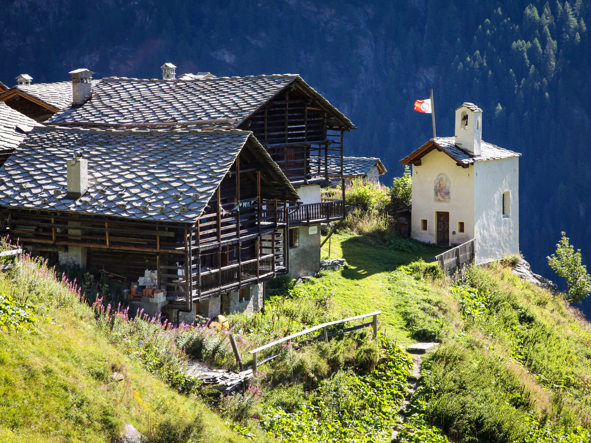 Stadel e la cappella di Alpenzu Grandde
