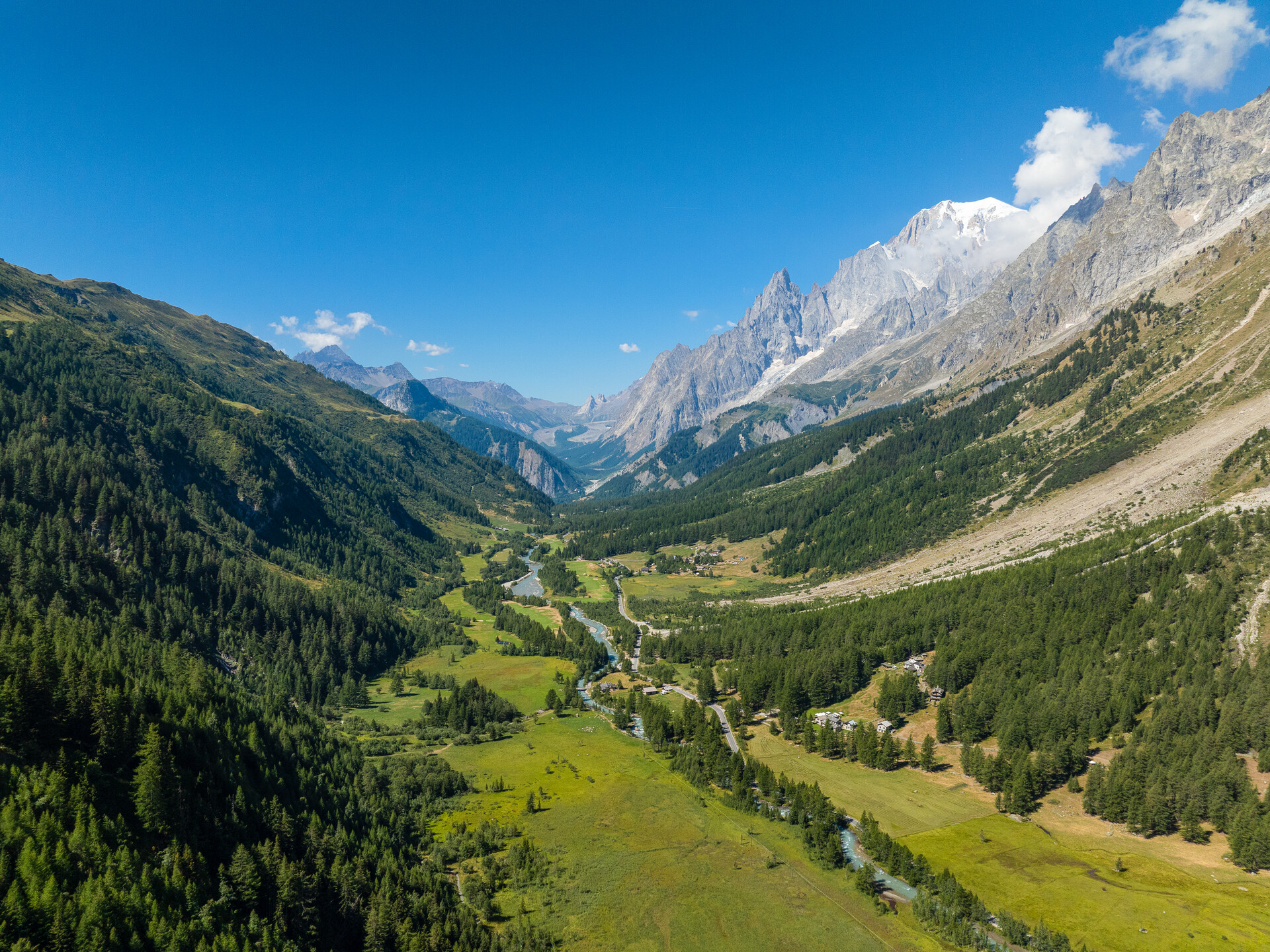 Veduta della Val Ferret a Courmayeur, sullo sfondo il Monte Bianco