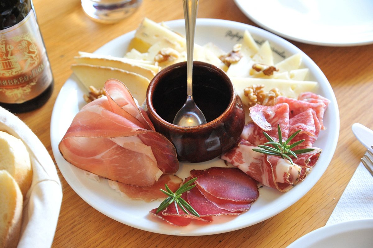 Antipasto misto di salumi e formaggi