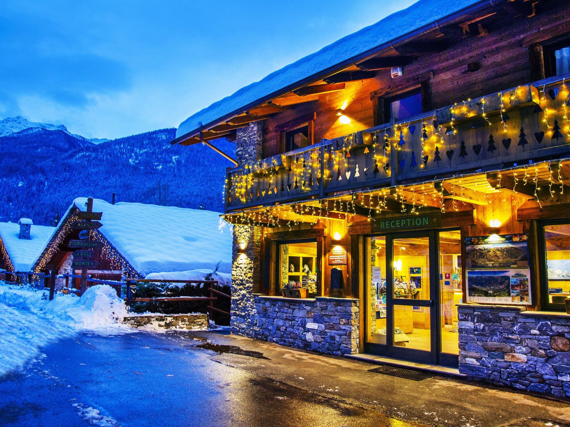 Bijoux Des Alpes - Exterior at night