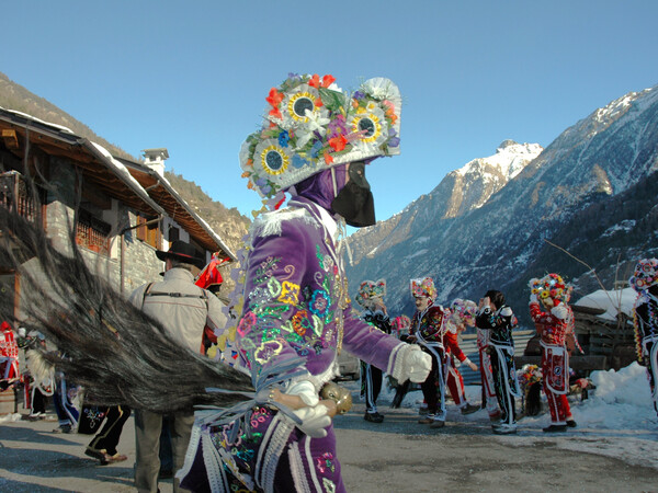  Il Carnevale della Coumba Freide a Valpelline, gruppo maschere in strada (Landzette)