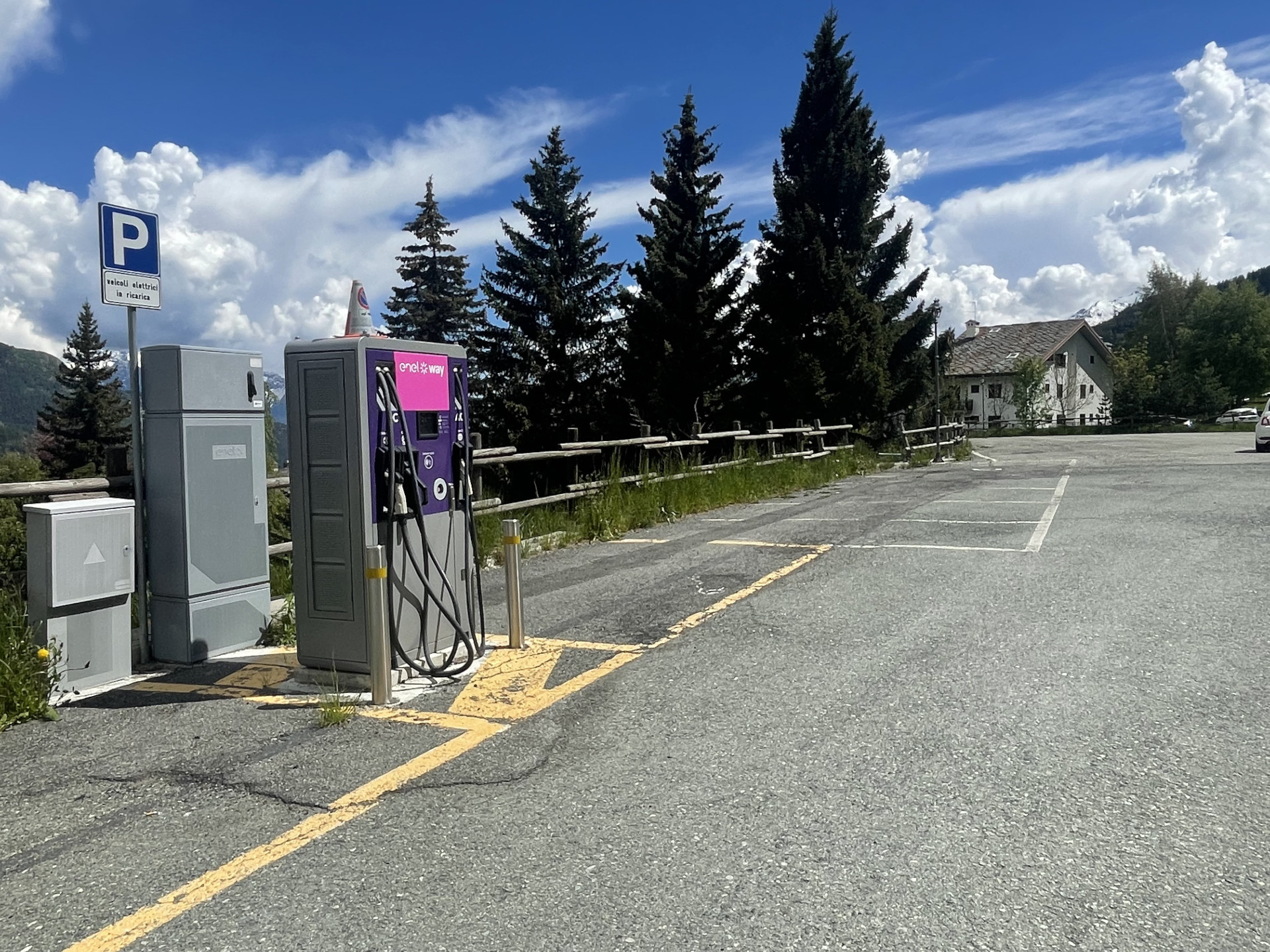 Parking avec borne de recharge de voitures électrique