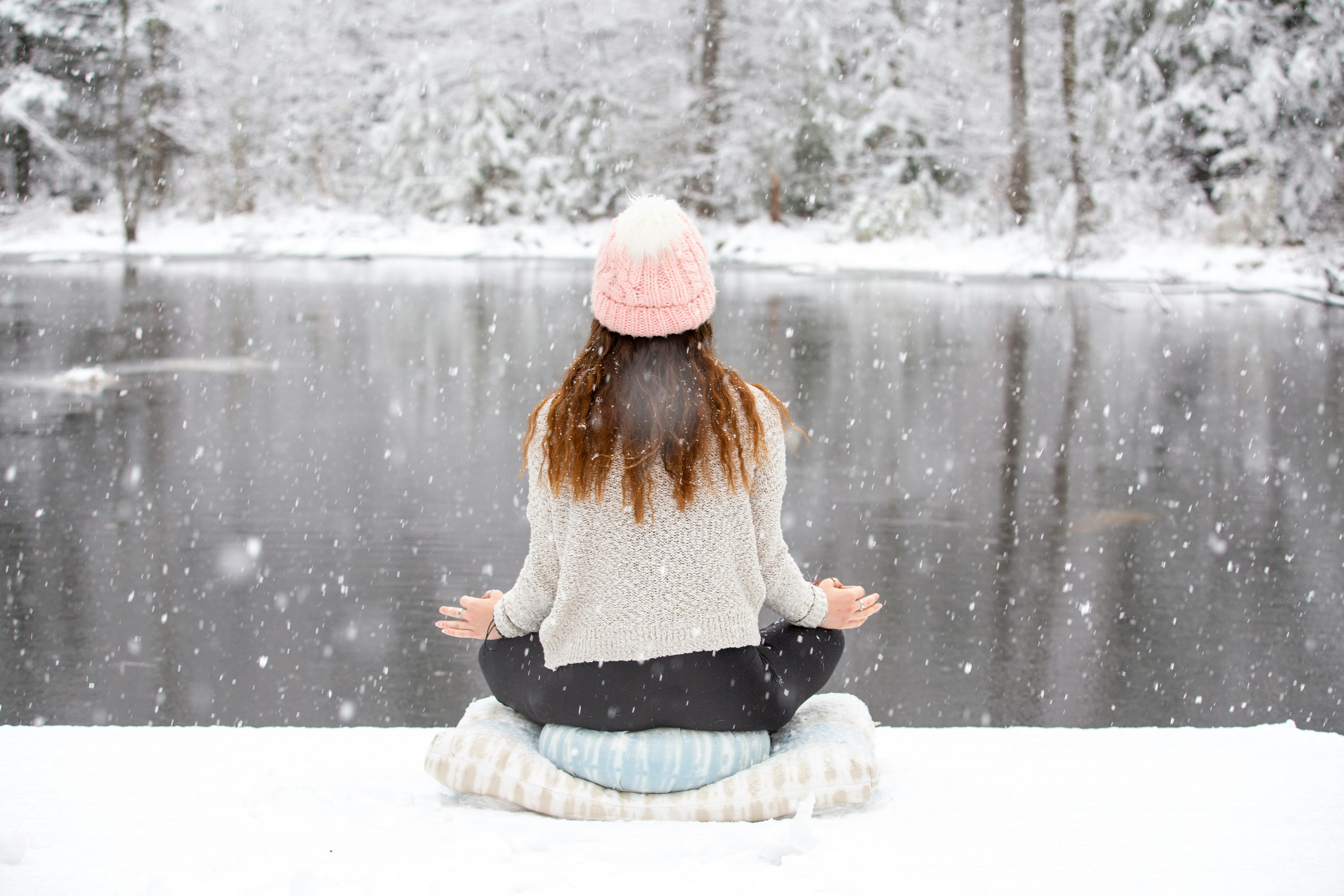 Lezione di yoga sulla neve