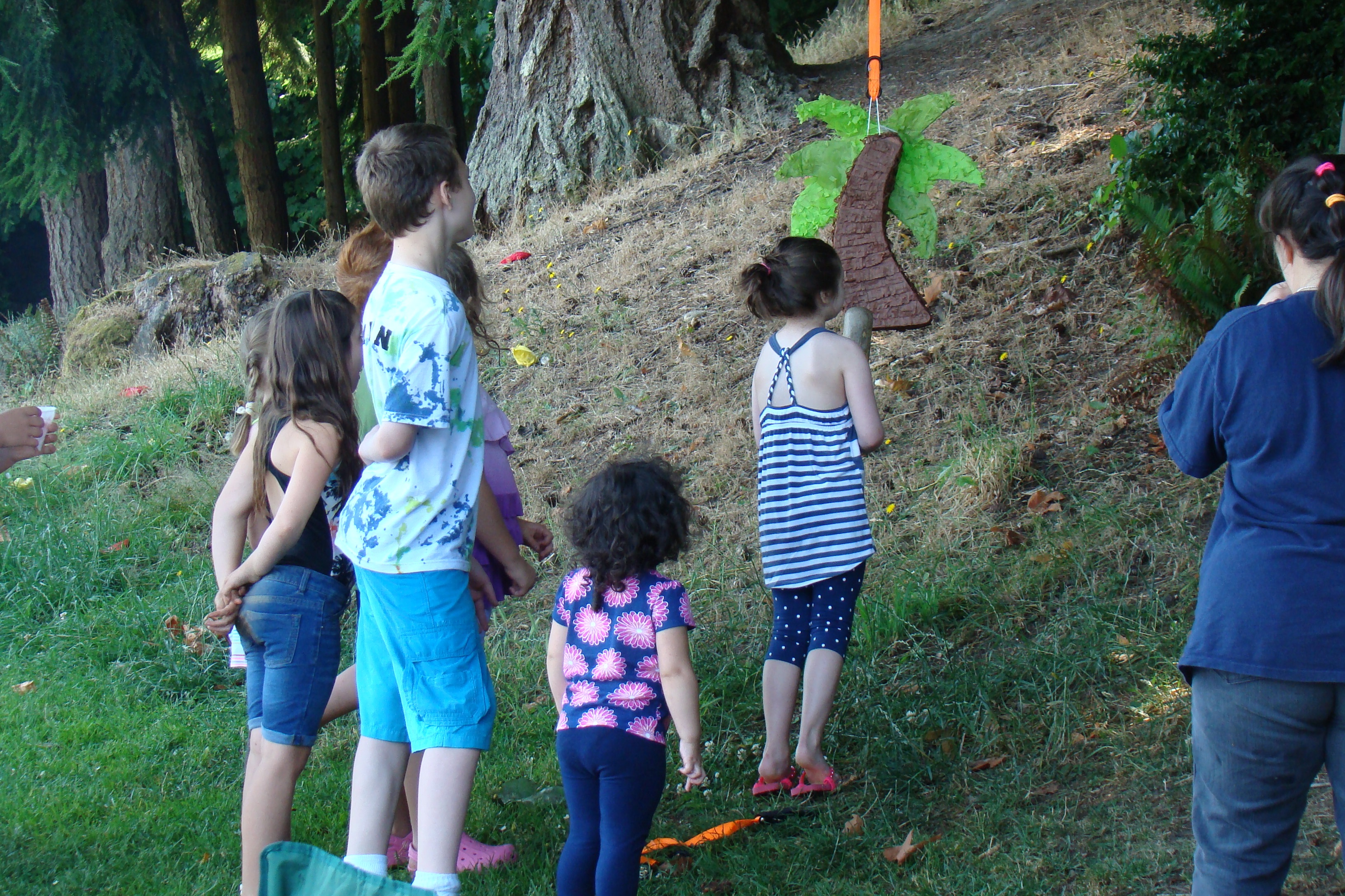 Bimbi giocano all'aria aperta