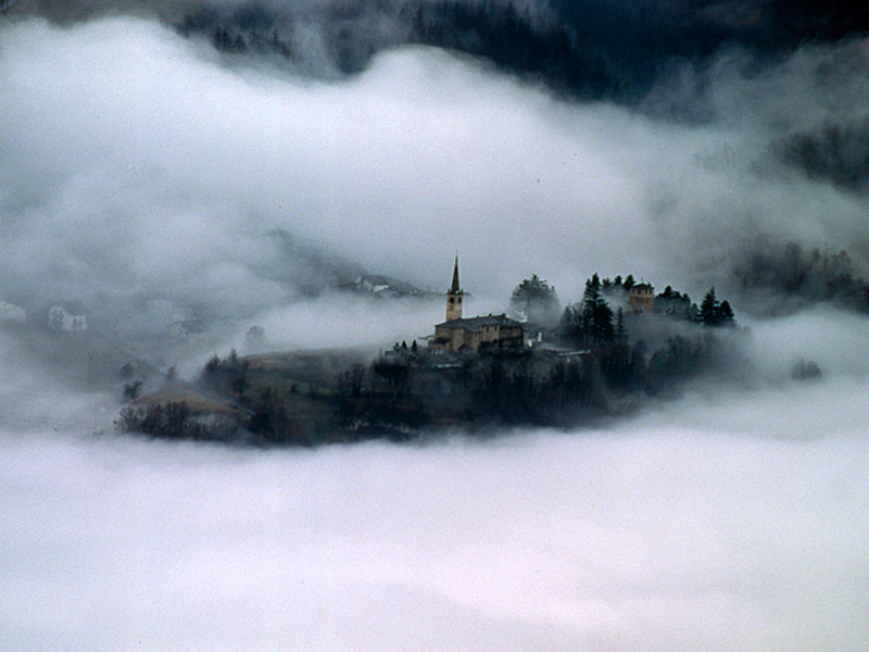 Le village d'Introd dans le brouillard