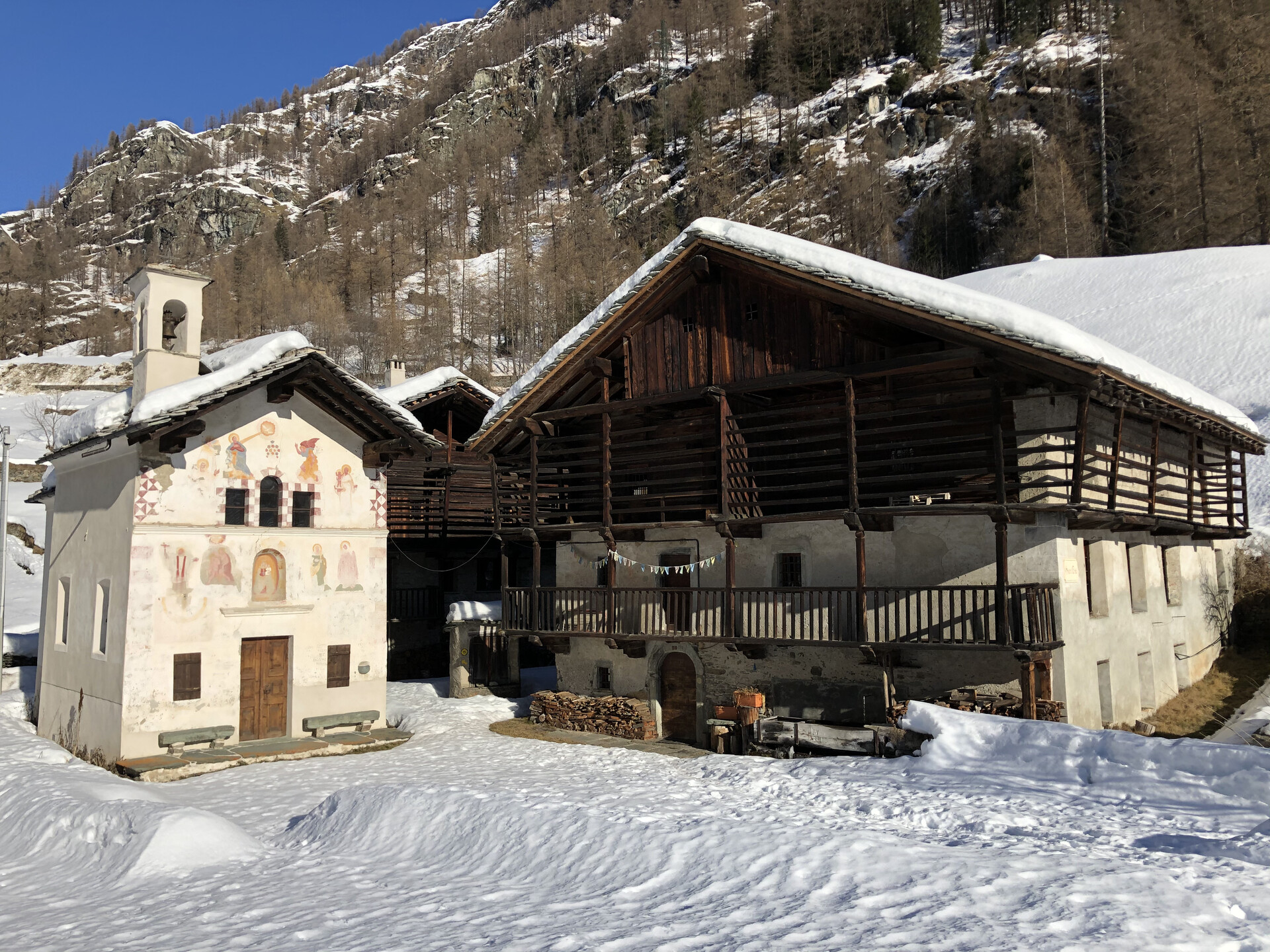 Cappella e abitazione Walser nel villaggio di Ondro Ecko