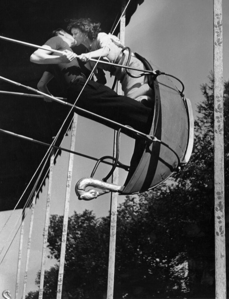 066_Brassaï, Il bacio, 1935-1937 c. © Estate Brassaï Succession – Philippe Ribeyrolles