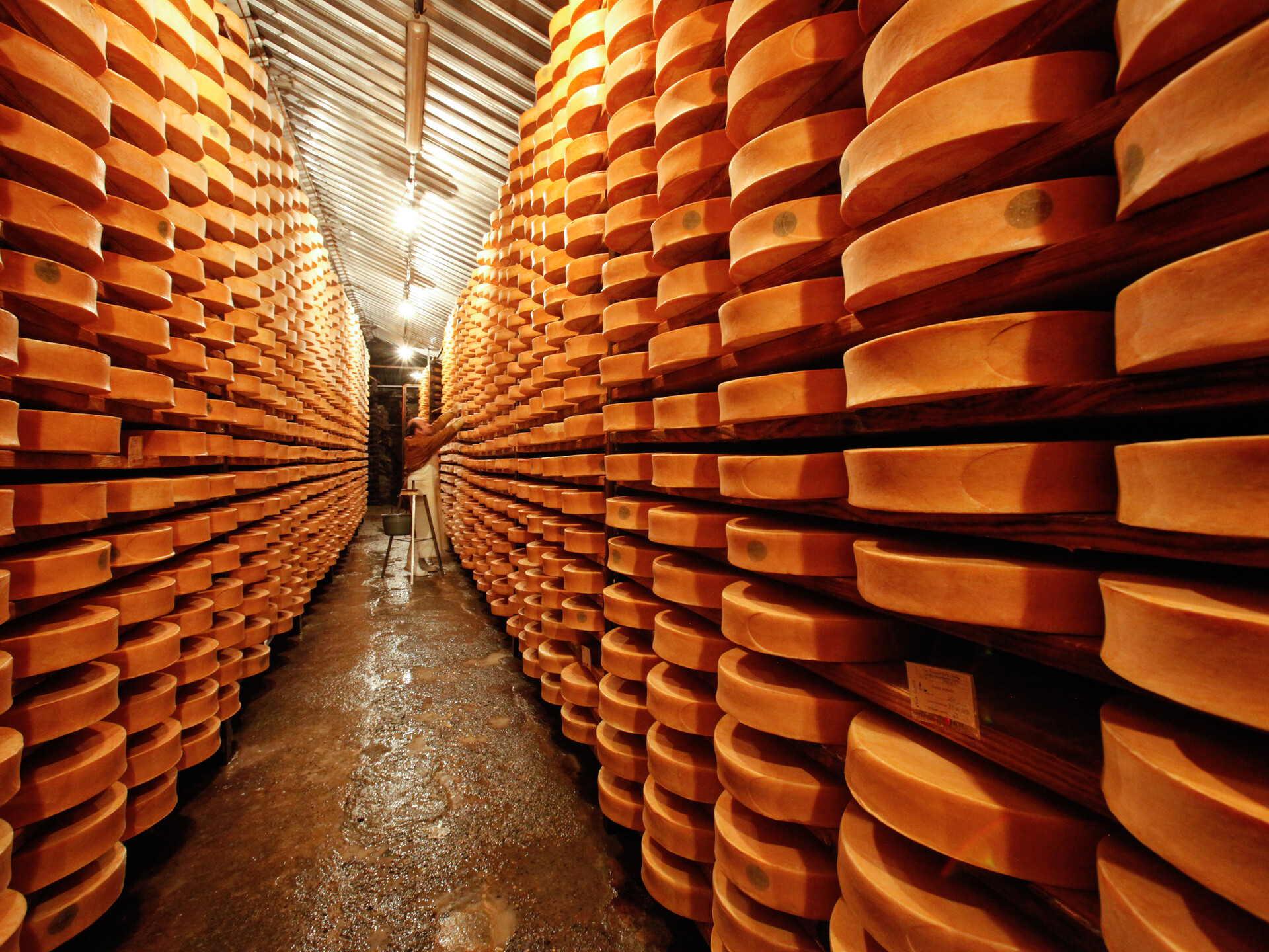 Valgrisenche - magazzino di stagionatura della Fontina
