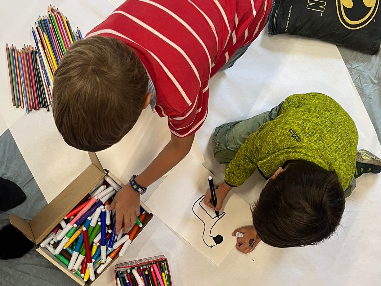 Bambini che colorano