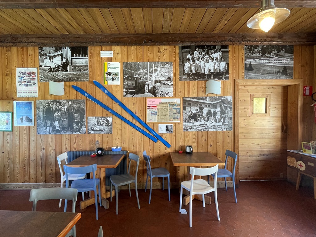 Antiche immagini all'interno dell'ostello