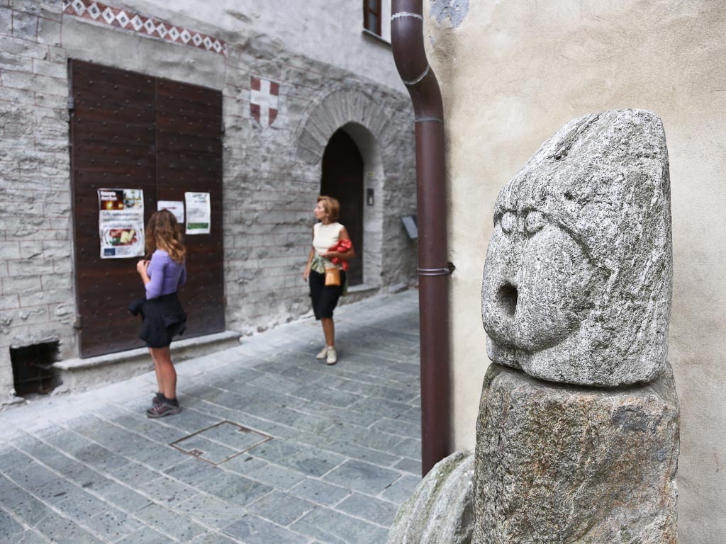 Le long des rues du village