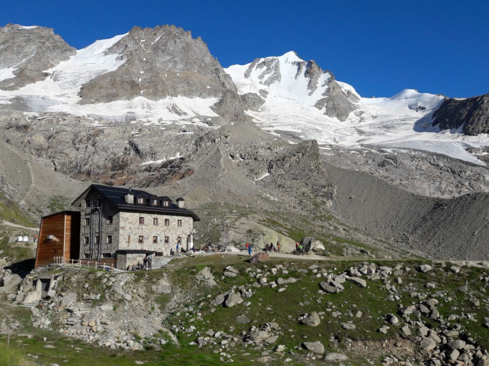 Federico Chabod Mountain Hut – Exterior in summer