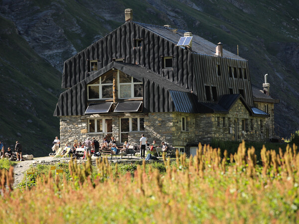Rifugio Mario Bezzi - Esterno in estate 