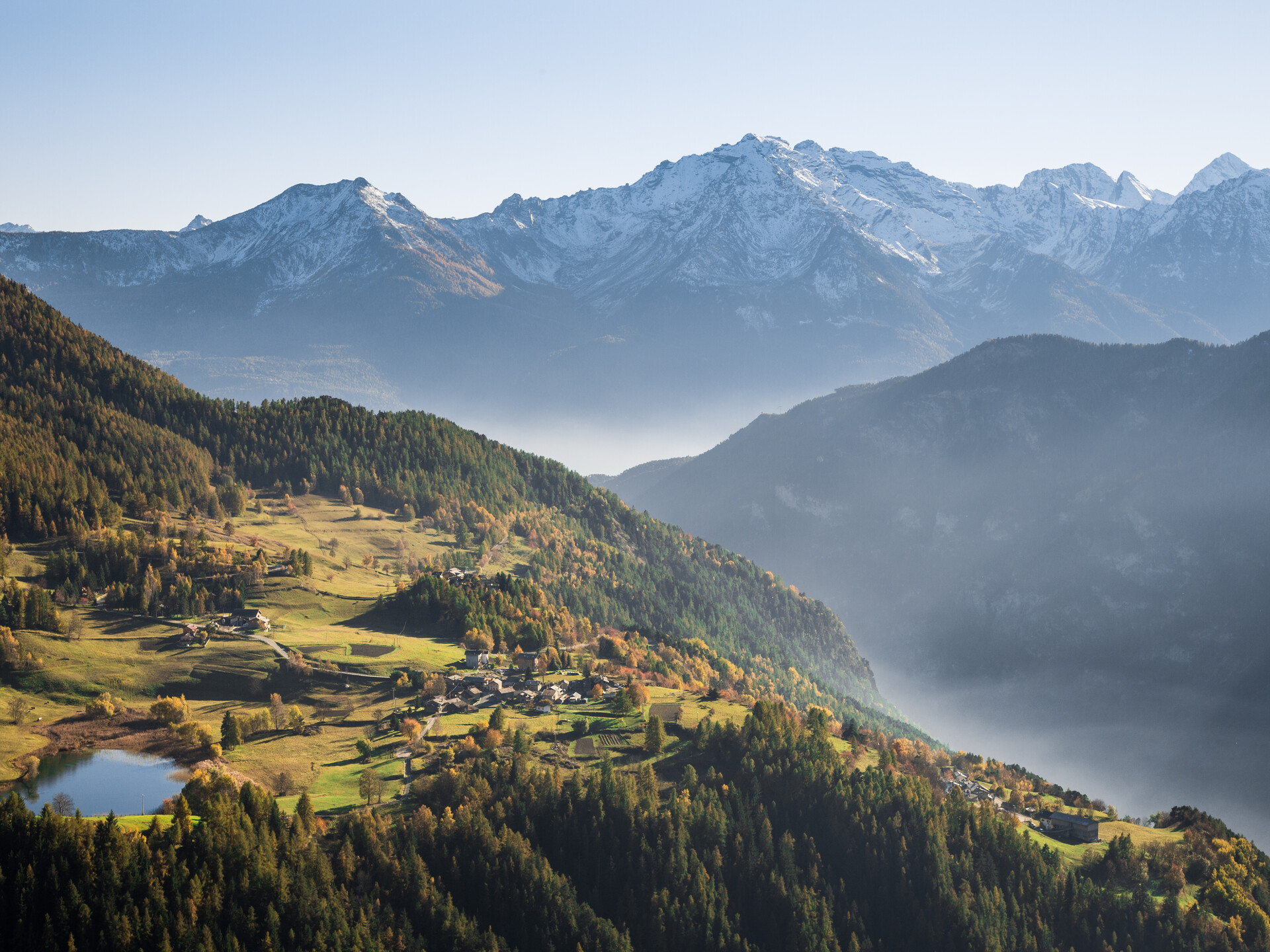 El lago Lod en Antey-Saint-André en otoño