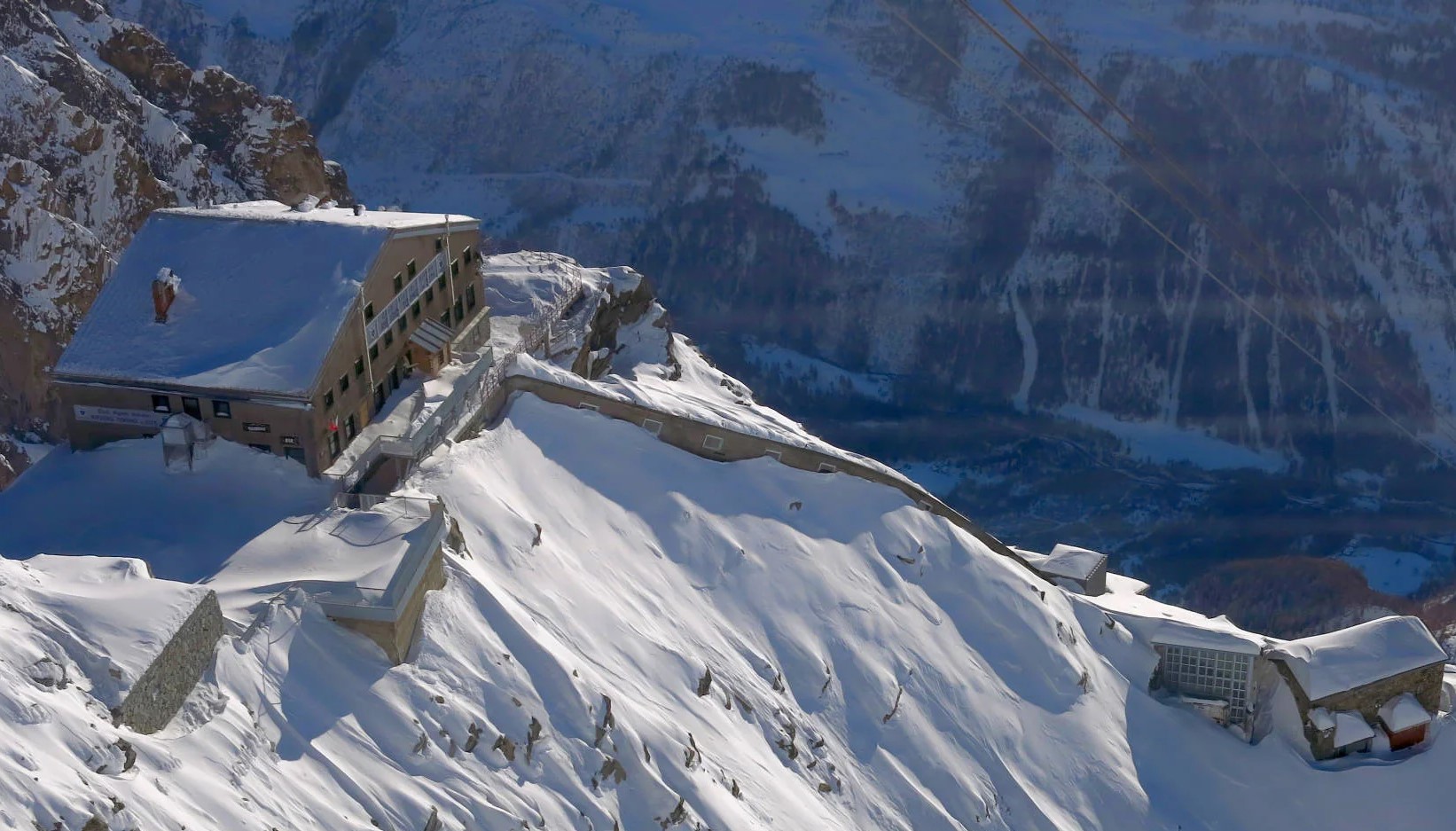 Hütte Torino – Außenansicht im Winter – Blick auf die alte Hütte Torino