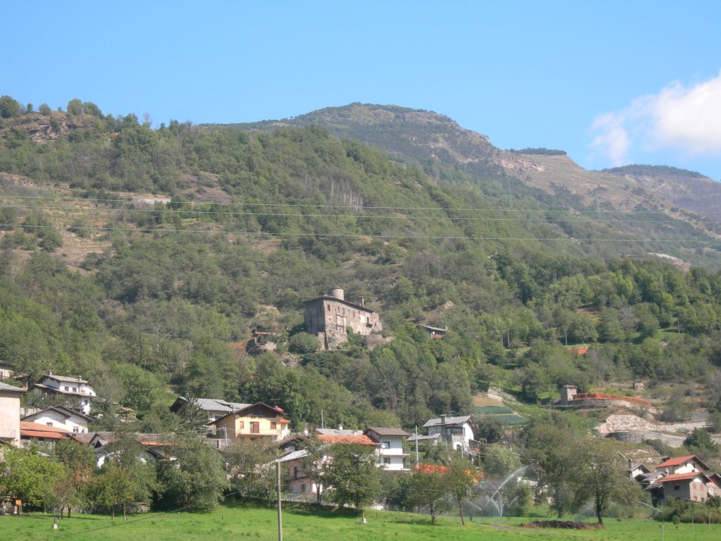 The castle and the village of Nus